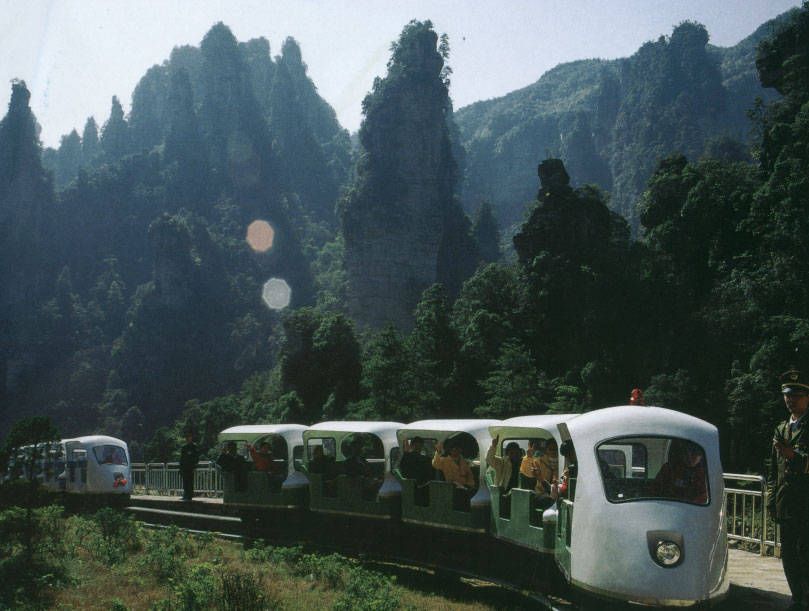 張家界十里畫(huà)廊小火車(chē).jpg